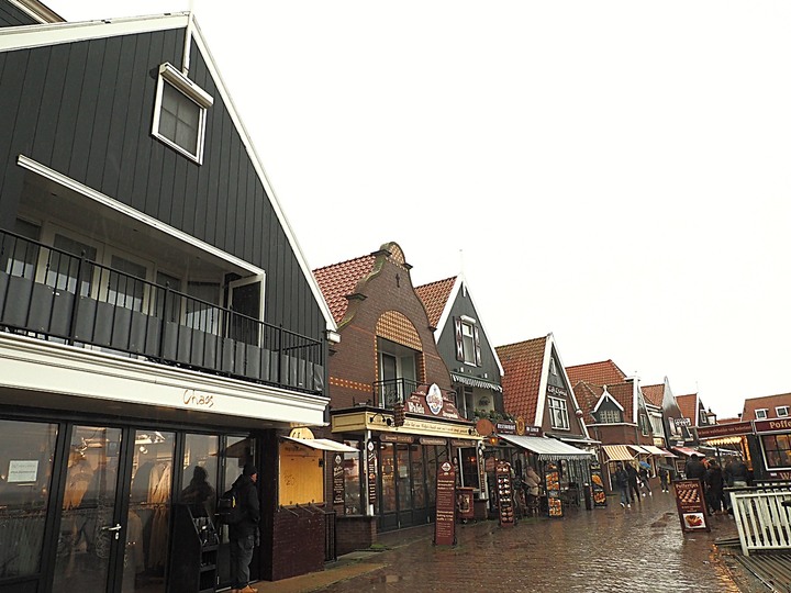 哈倫(Haarlem)市區、聖巴弗教堂(St.-Bavokerk)、桑斯安斯(Zaanse Schans)風車村、福倫丹(Volendam)午餐、羊角村(Giethoorn)遊船 — 荷蘭鄉間風光 — 2023年冬季歐洲行旅 第二部