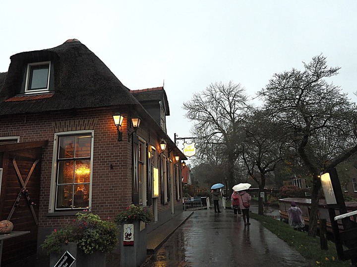 哈倫(Haarlem)市區、聖巴弗教堂(St.-Bavokerk)、桑斯安斯(Zaanse Schans)風車村、福倫丹(Volendam)午餐、羊角村(Giethoorn)遊船 — 荷蘭鄉間風光 — 2023年冬季歐洲行旅 第二部