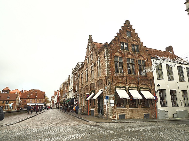 布魯日大廣場(Grote Markt)、大鐘樓(Belfort) 、市政廳(Stadhuis Brugge) 、玫瑰碼頭(Rosary Quay) 、聖母教堂(Onze-Lieve-Vrouwekerk)、貝居安禮修道院(Begijnhofkapel),還有白酒淡菜 — 世界文化遺產 之 布魯日歷史中心(Historic Centre of Brugge) — 2023年冬季歐洲行旅 第五部