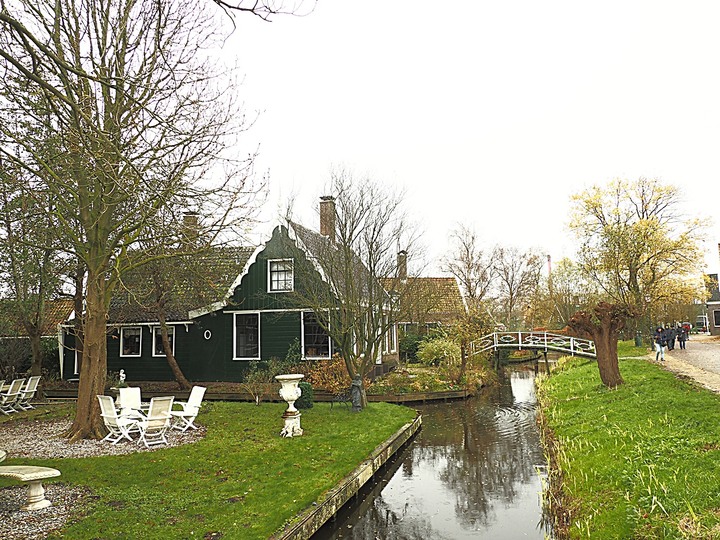 哈倫(Haarlem)市區、聖巴弗教堂(St.-Bavokerk)、桑斯安斯(Zaanse Schans)風車村、福倫丹(Volendam)午餐、羊角村(Giethoorn)遊船 — 荷蘭鄉間風光 — 2023年冬季歐洲行旅 第二部