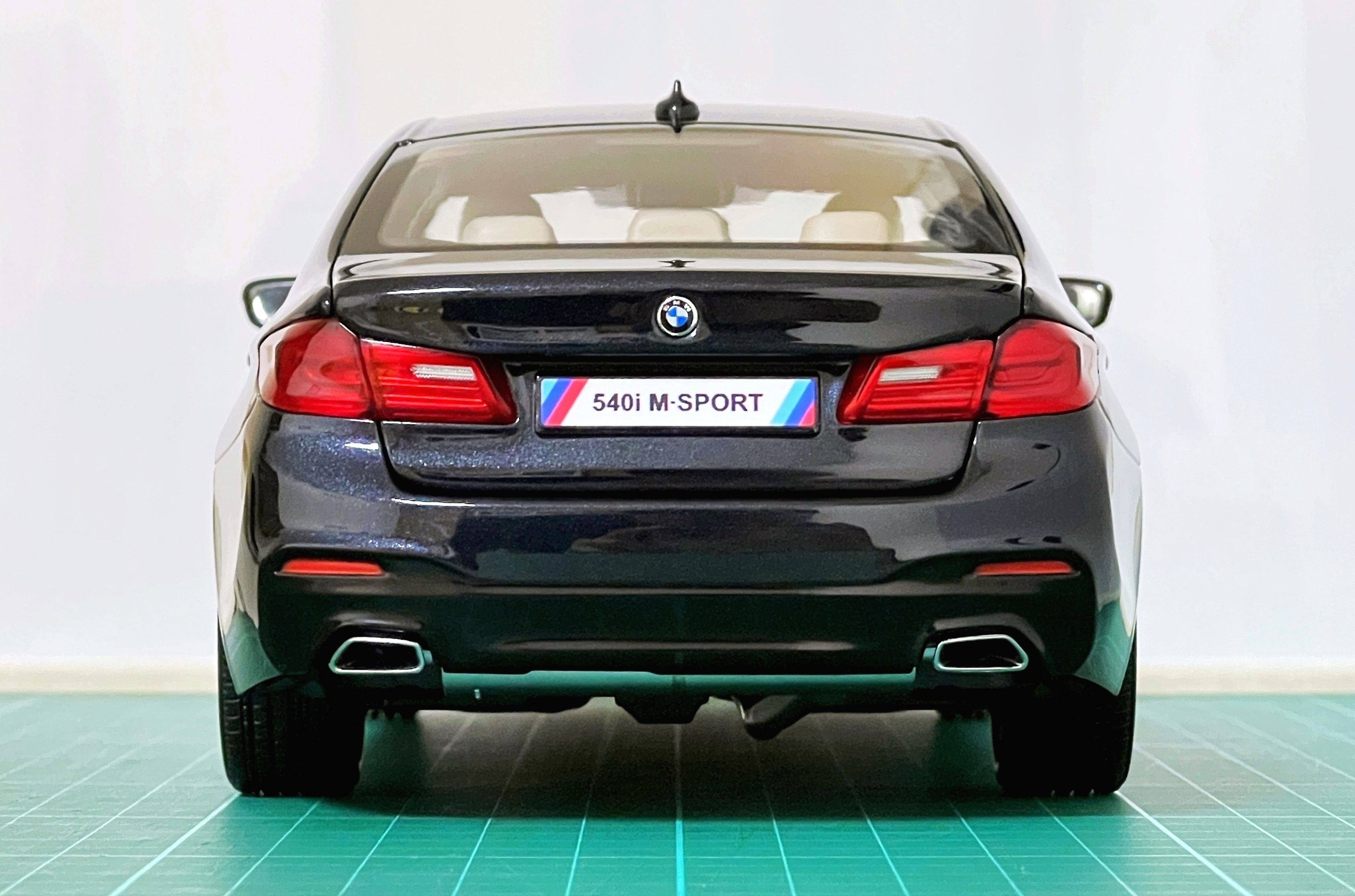 點我看大圖 汽車模型分享 1/18 KYOSHO BMW G30 540i M-SPORT