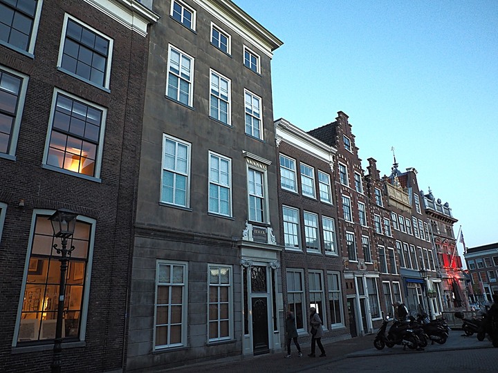 哈倫(Haarlem)市區、聖巴弗教堂(St.-Bavokerk)、桑斯安斯(Zaanse Schans)風車村、福倫丹(Volendam)午餐、羊角村(Giethoorn)遊船 — 荷蘭鄉間風光 — 2023年冬季歐洲行旅 第二部