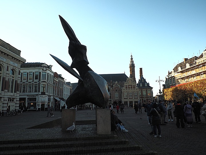 哈倫(Haarlem)市區、聖巴弗教堂(St.-Bavokerk)、桑斯安斯(Zaanse Schans)風車村、福倫丹(Volendam)午餐、羊角村(Giethoorn)遊船 — 荷蘭鄉間風光 — 2023年冬季歐洲行旅 第二部