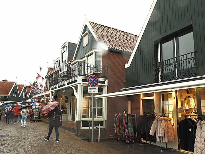 哈倫(Haarlem)市區、聖巴弗教堂(St.-Bavokerk)、桑斯安斯(Zaanse Schans)風車村、福倫丹(Volendam)午餐、羊角村(Giethoorn)遊船 — 荷蘭鄉間風光 — 2023年冬季歐洲行旅 第二部