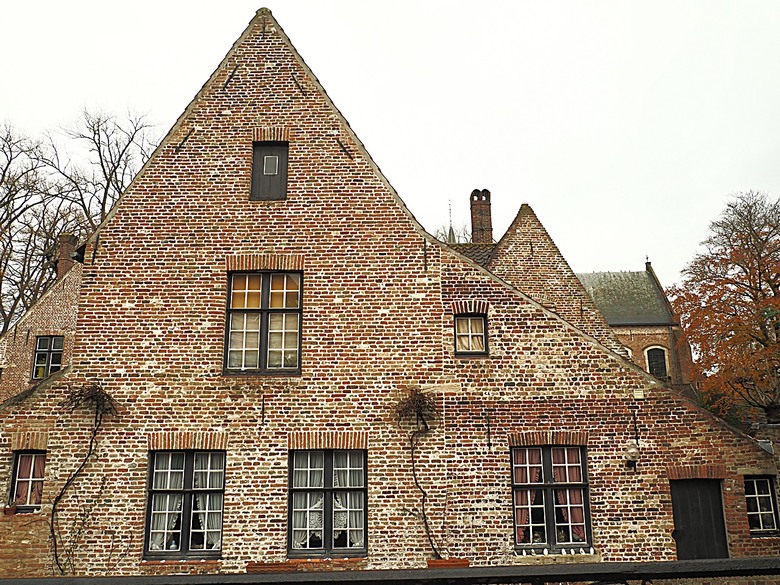 布魯日大廣場(Grote Markt)、大鐘樓(Belfort) 、市政廳(Stadhuis Brugge) 、玫瑰碼頭(Rosary Quay) 、聖母教堂(Onze-Lieve-Vrouwekerk)、貝居安禮修道院(Begijnhofkapel),還有白酒淡菜 — 世界文化遺產 之 布魯日歷史中心(Historic Centre of Brugge) — 2023年冬季歐洲行旅 第五部