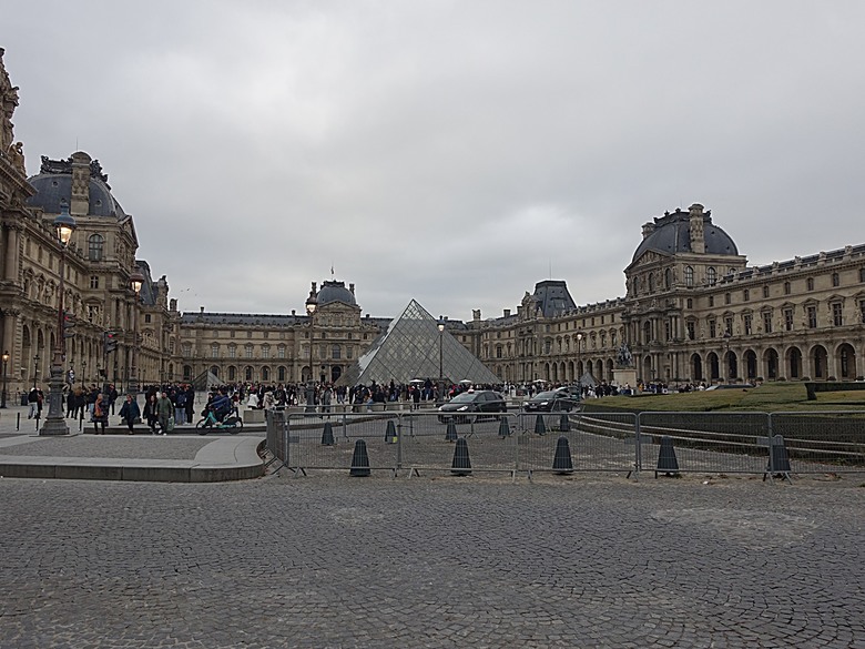 塞納河遊船 (Bateaux-Mouches) 與 羅浮宮(Musée du Louvre),外掛地窖內享用法式烤田螺與鴨胸 — 世界文化遺產 之 巴黎,塞纳河畔(Paris, Banks of the Seine) — 2023年冬季歐洲行旅 第六部