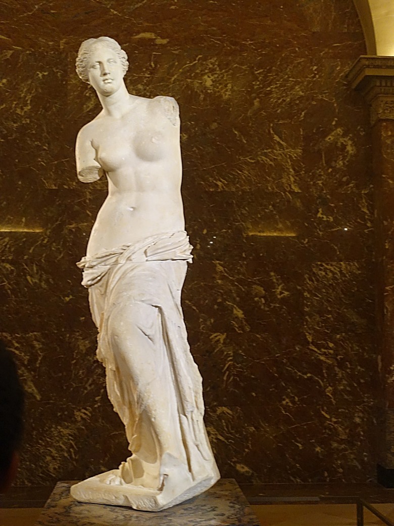 塞納河遊船 (Bateaux-Mouches) 與 羅浮宮(Musée du Louvre),外掛地窖內享用法式烤田螺與鴨胸 — 世界文化遺產 之 巴黎,塞纳河畔(Paris, Banks of the Seine) — 2023年冬季歐洲行旅 第六部