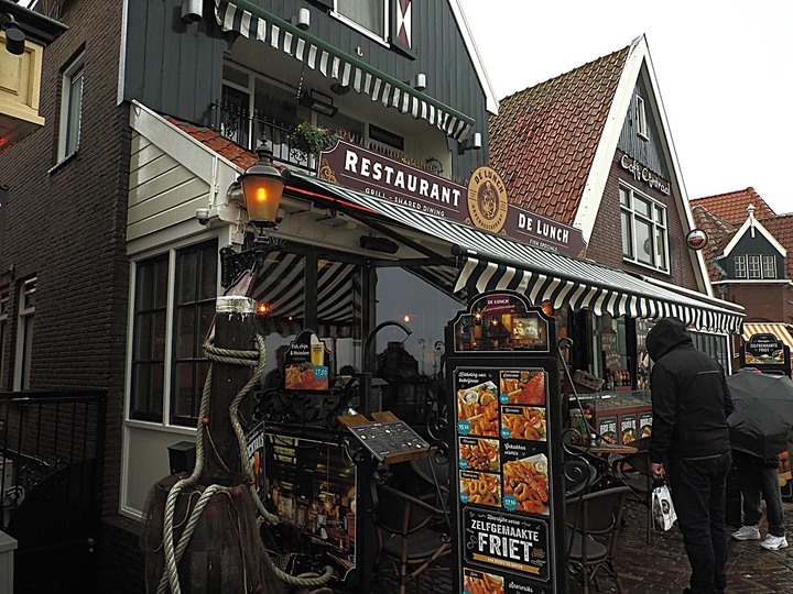 哈倫(Haarlem)市區、聖巴弗教堂(St.-Bavokerk)、桑斯安斯(Zaanse Schans)風車村、福倫丹(Volendam)午餐、羊角村(Giethoorn)遊船 — 荷蘭鄉間風光 — 2023年冬季歐洲行旅 第二部