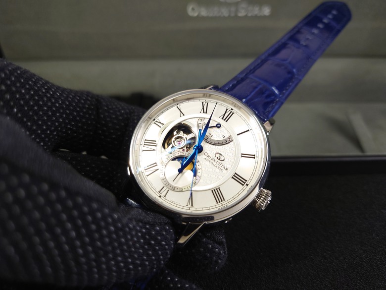 點我看大圖 東方之星 Orient Star Moon Phase 系列 月相 半鏤空錶 RE-AY0106S 開箱