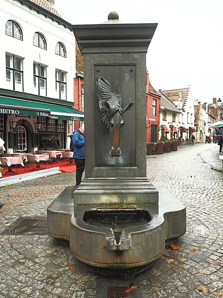 布魯日大廣場(Grote Markt)、大鐘樓(Belfort) 、市政廳(Stadhuis Brugge) 、玫瑰碼頭(Rosary Quay) 、聖母教堂(Onze-Lieve-Vrouwekerk)、貝居安禮修道院(Begijnhofkapel),還有白酒淡菜 — 世界文化遺產 之 布魯日歷史中心(Historic Centre of Brugge) — 2023年冬季歐洲行旅 第五部