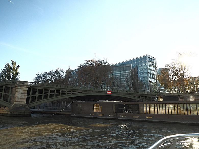 塞納河遊船 (Bateaux-Mouches) 與 羅浮宮(Musée du Louvre)，外掛地窖內享用法式烤田螺與鴨胸 — 世界文化遺產 之 巴黎，塞纳河畔(Paris, Banks of the Seine) — 2023年冬季歐洲行旅 第六部