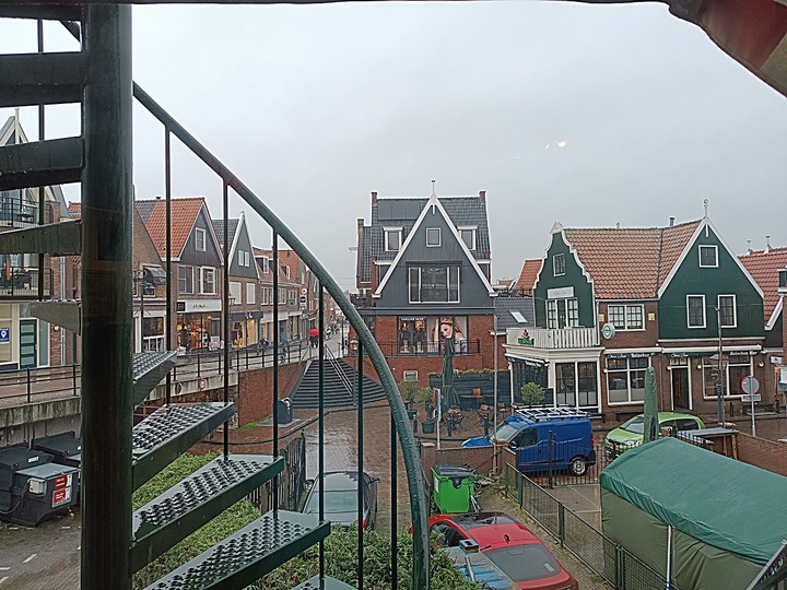 哈倫(Haarlem)市區、聖巴弗教堂(St.-Bavokerk)、桑斯安斯(Zaanse Schans)風車村、福倫丹(Volendam)午餐、羊角村(Giethoorn)遊船 — 荷蘭鄉間風光 — 2023年冬季歐洲行旅 第二部