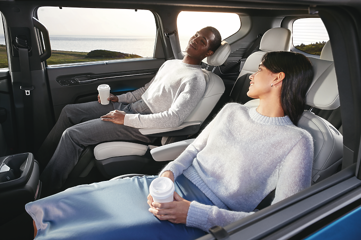 【採訪】Kia 純電七人旗艦「EV9」雙車型 279.9 / 299.9 萬元展開預售，另提供旋轉 / 尊榮六人座椅選配！