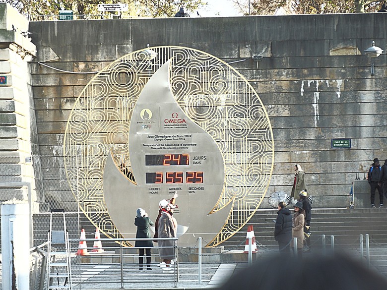 塞納河遊船 (Bateaux-Mouches) 與 羅浮宮(Musée du Louvre)，外掛地窖內享用法式烤田螺與鴨胸 — 世界文化遺產 之 巴黎，塞纳河畔(Paris, Banks of the Seine) — 2023年冬季歐洲行旅 第六部