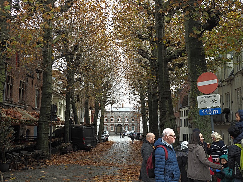 布魯日大廣場(Grote Markt)、大鐘樓(Belfort) 、市政廳(Stadhuis Brugge) 、玫瑰碼頭(Rosary Quay) 、聖母教堂(Onze-Lieve-Vrouwekerk)、貝居安禮修道院(Begijnhofkapel),還有白酒淡菜 — 世界文化遺產 之 布魯日歷史中心(Historic Centre of Brugge) — 2023年冬季歐洲行旅 第五部