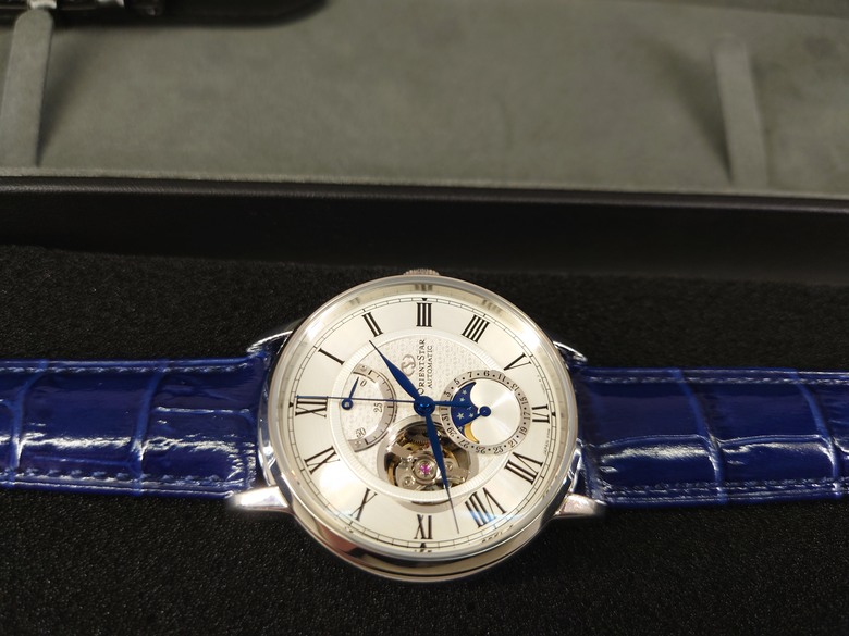 點我看大圖 東方之星 Orient Star Moon Phase 系列 月相 半鏤空錶 RE-AY0106S 開箱