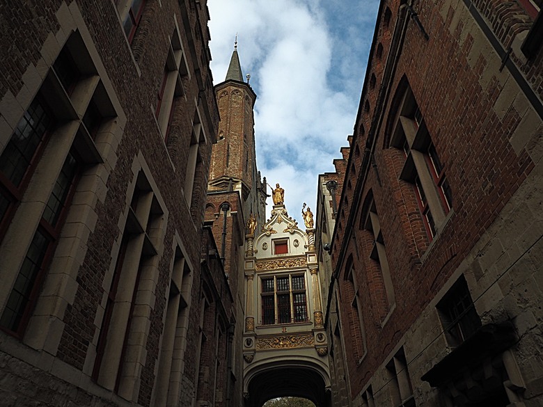 布魯日大廣場(Grote Markt)、大鐘樓(Belfort) 、市政廳(Stadhuis Brugge) 、玫瑰碼頭(Rosary Quay) 、聖母教堂(Onze-Lieve-Vrouwekerk)、貝居安禮修道院(Begijnhofkapel),還有白酒淡菜 — 世界文化遺產 之 布魯日歷史中心(Historic Centre of Brugge) — 2023年冬季歐洲行旅 第五部