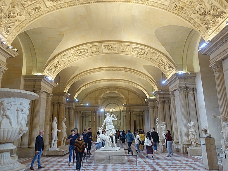 塞納河遊船 (Bateaux-Mouches) 與 羅浮宮(Musée du Louvre)，外掛地窖內享用法式烤田螺與鴨胸 — 世界文化遺產 之 巴黎，塞纳河畔(Paris, Banks of the Seine) — 2023年冬季歐洲行旅 第六部