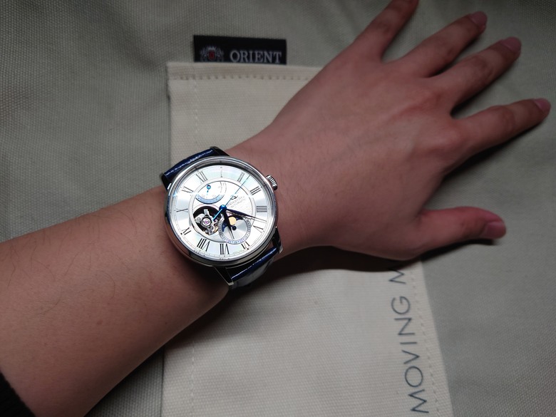 點我看大圖 東方之星 Orient Star Moon Phase 系列 月相 半鏤空錶 RE-AY0106S 開箱