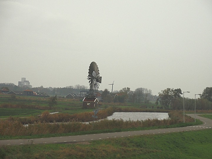 哈倫(Haarlem)市區、聖巴弗教堂(St.-Bavokerk)、桑斯安斯(Zaanse Schans)風車村、福倫丹(Volendam)午餐、羊角村(Giethoorn)遊船 — 荷蘭鄉間風光 — 2023年冬季歐洲行旅 第二部