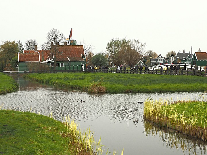 哈倫(Haarlem)市區、聖巴弗教堂(St.-Bavokerk)、桑斯安斯(Zaanse Schans)風車村、福倫丹(Volendam)午餐、羊角村(Giethoorn)遊船 — 荷蘭鄉間風光 — 2023年冬季歐洲行旅 第二部