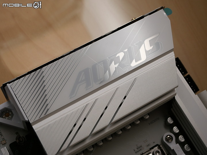 點我看大圖 開箱 AMD AM5 銀白鷹神 X670E AORUS PRO X 聖誕白