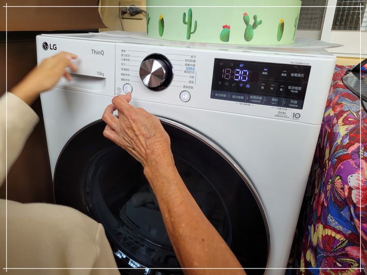 孝親好幫手《LG免曬衣乾衣機》，代替自己好好幫忙免曬衣！