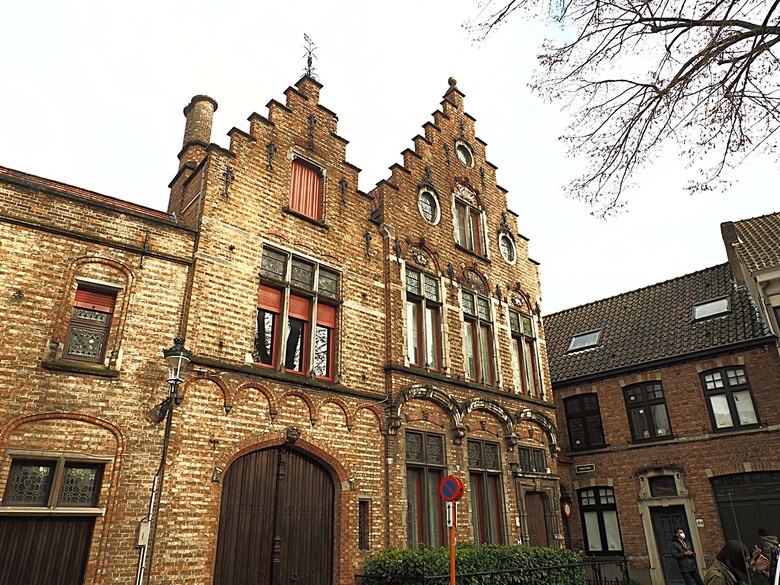 布魯日大廣場(Grote Markt)、大鐘樓(Belfort) 、市政廳(Stadhuis Brugge) 、玫瑰碼頭(Rosary Quay) 、聖母教堂(Onze-Lieve-Vrouwekerk)、貝居安禮修道院(Begijnhofkapel),還有白酒淡菜 — 世界文化遺產 之 布魯日歷史中心(Historic Centre of Brugge) — 2023年冬季歐洲行旅 第五部