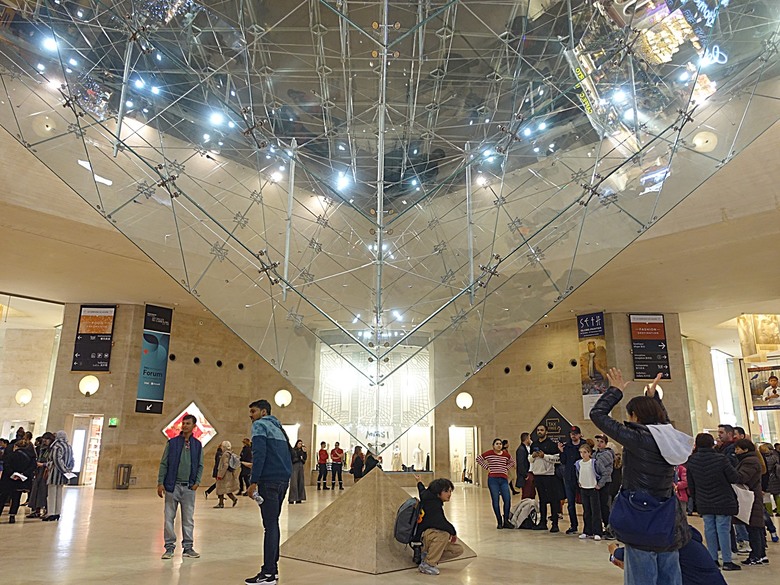 塞納河遊船 (Bateaux-Mouches) 與 羅浮宮(Musée du Louvre),外掛地窖內享用法式烤田螺與鴨胸 — 世界文化遺產 之 巴黎,塞纳河畔(Paris, Banks of the Seine) — 2023年冬季歐洲行旅 第六部
