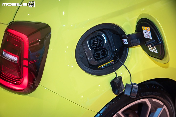 【採訪】Abarth 500e Scorpionissima電動性能蠍國內首度亮相,雙車型報價自243萬元起!