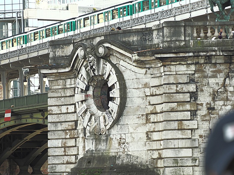 塞納河遊船 (Bateaux-Mouches) 與 羅浮宮(Musée du Louvre),外掛地窖內享用法式烤田螺與鴨胸 — 世界文化遺產 之 巴黎,塞纳河畔(Paris, Banks of the Seine) — 2023年冬季歐洲行旅 第六部