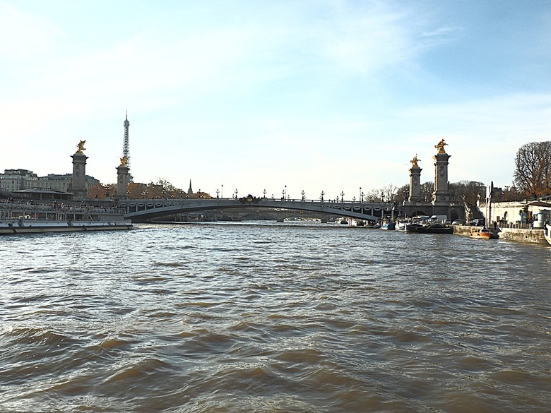 塞納河遊船 (Bateaux-Mouches) 與 羅浮宮(Musée du Louvre)，外掛地窖內享用法式烤田螺與鴨胸 — 世界文化遺產 之 巴黎，塞纳河畔(Paris, Banks of the Seine) — 2023年冬季歐洲行旅 第六部