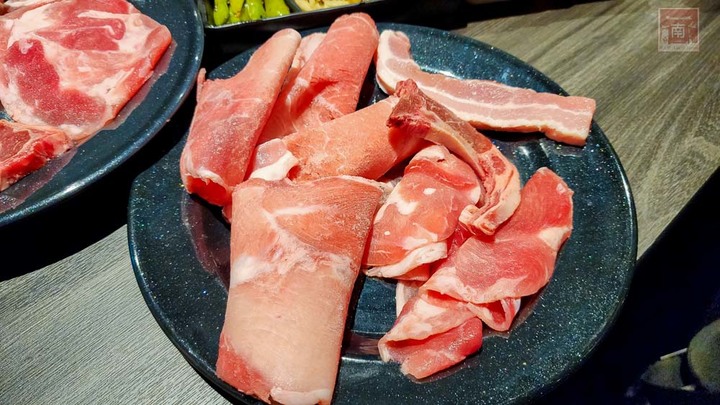 【臺南美食】韓式火烤兩吃Plus+版來台南,韓式烤肉和火鍋無限量供應,共超過80款吃到飽食材,現切肉品及當日直送海鮮~八道晟台南崇明店 - 南人幫