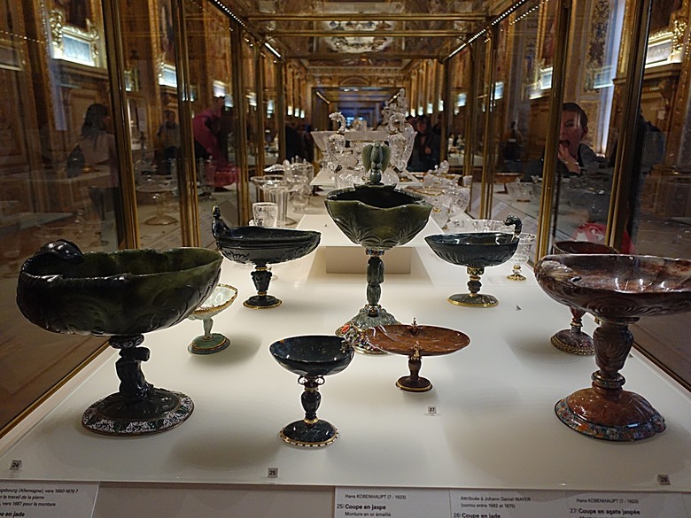塞納河遊船 (Bateaux-Mouches) 與 羅浮宮(Musée du Louvre),外掛地窖內享用法式烤田螺與鴨胸 — 世界文化遺產 之 巴黎,塞纳河畔(Paris, Banks of the Seine) — 2023年冬季歐洲行旅 第六部