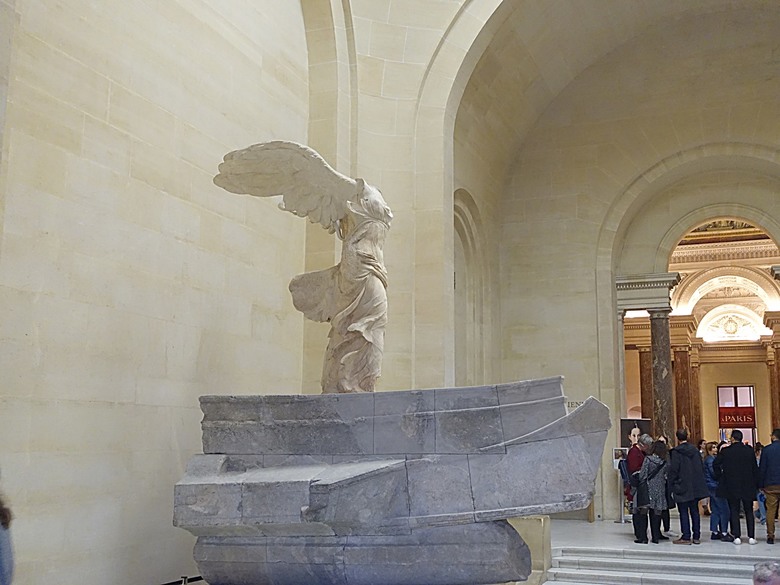 塞納河遊船 (Bateaux-Mouches) 與 羅浮宮(Musée du Louvre)，外掛地窖內享用法式烤田螺與鴨胸 — 世界文化遺產 之 巴黎，塞纳河畔(Paris, Banks of the Seine) — 2023年冬季歐洲行旅 第六部