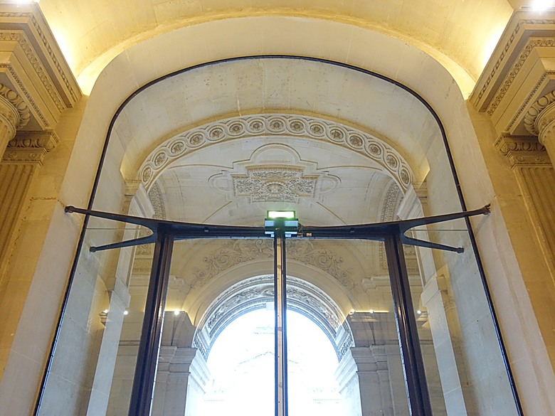 塞納河遊船 (Bateaux-Mouches) 與 羅浮宮(Musée du Louvre),外掛地窖內享用法式烤田螺與鴨胸 — 世界文化遺產 之 巴黎,塞纳河畔(Paris, Banks of the Seine) — 2023年冬季歐洲行旅 第六部