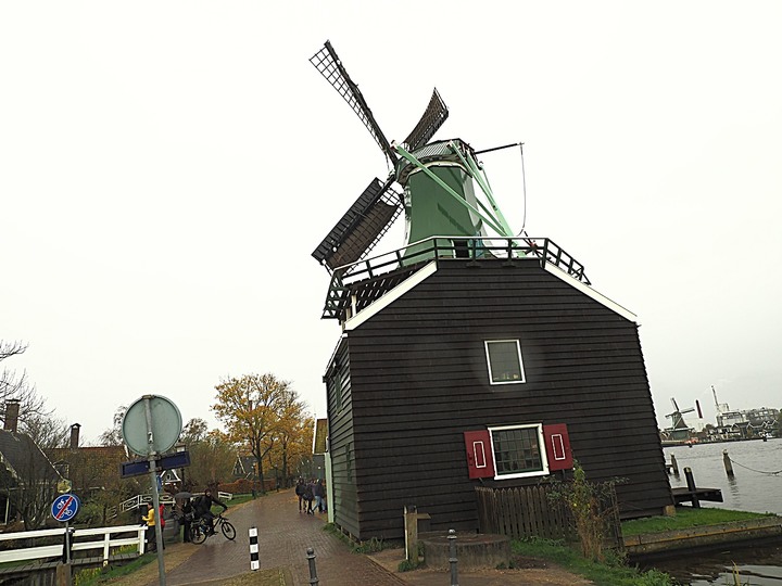 哈倫(Haarlem)市區、聖巴弗教堂(St.-Bavokerk)、桑斯安斯(Zaanse Schans)風車村、福倫丹(Volendam)午餐、羊角村(Giethoorn)遊船 — 荷蘭鄉間風光 — 2023年冬季歐洲行旅 第二部