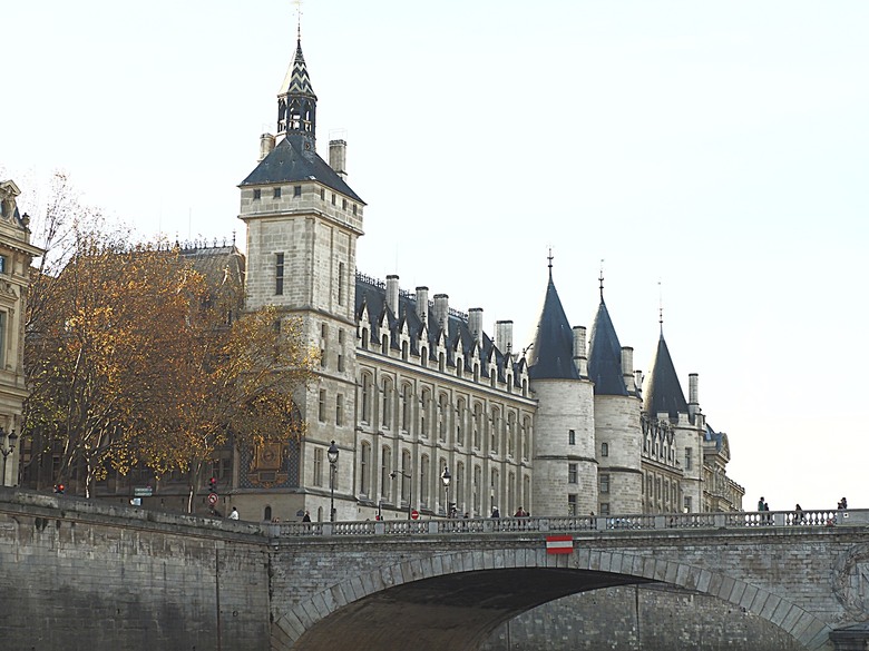 塞納河遊船 (Bateaux-Mouches) 與 羅浮宮(Musée du Louvre),外掛地窖內享用法式烤田螺與鴨胸 — 世界文化遺產 之 巴黎,塞纳河畔(Paris, Banks of the Seine) — 2023年冬季歐洲行旅 第六部