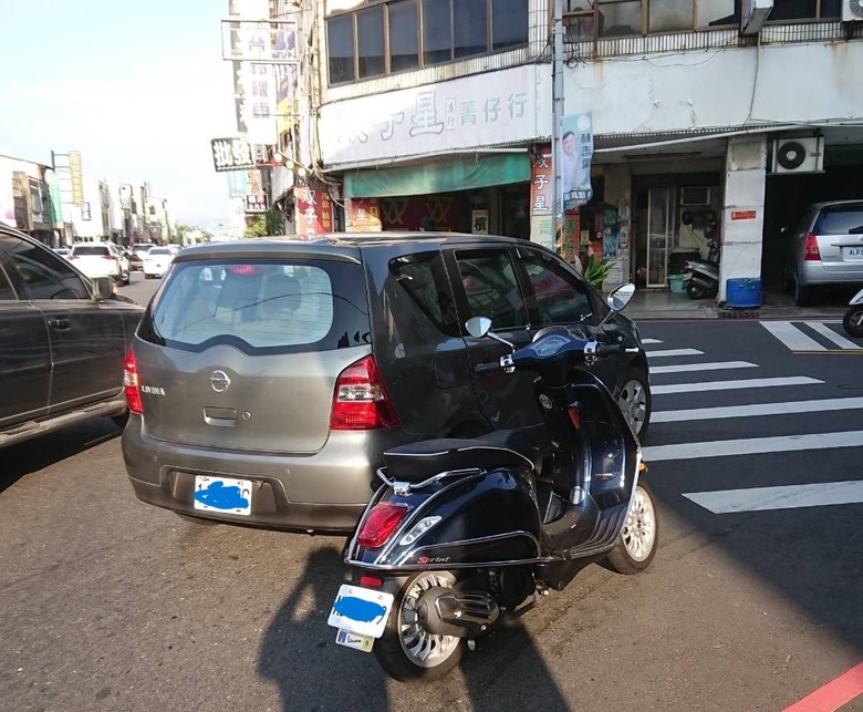 我方汽車行駛於慢車道打方向燈欲右轉,遭同向車道行駛於路肩直行機車從右後方擦撞,請問肇責?