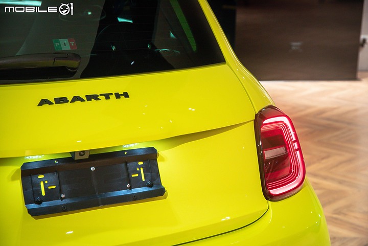 【採訪】Abarth 500e Scorpionissima電動性能蠍國內首度亮相,雙車型報價自243萬元起!