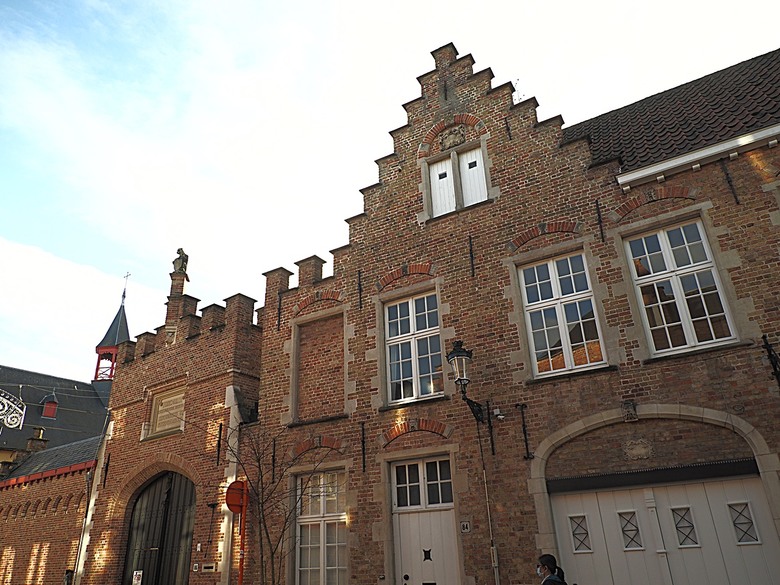 布魯日大廣場(Grote Markt)、大鐘樓(Belfort) 、市政廳(Stadhuis Brugge) 、玫瑰碼頭(Rosary Quay) 、聖母教堂(Onze-Lieve-Vrouwekerk)、貝居安禮修道院(Begijnhofkapel),還有白酒淡菜 — 世界文化遺產 之 布魯日歷史中心(Historic Centre of Brugge) — 2023年冬季歐洲行旅 第五部