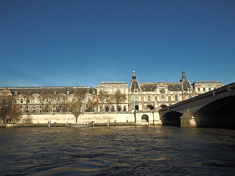 塞納河遊船 (Bateaux-Mouches) 與 羅浮宮(Musée du Louvre)，外掛地窖內享用法式烤田螺與鴨胸 — 世界文化遺產 之 巴黎，塞纳河畔(Paris, Banks of the Seine) — 2023年冬季歐洲行旅 第六部