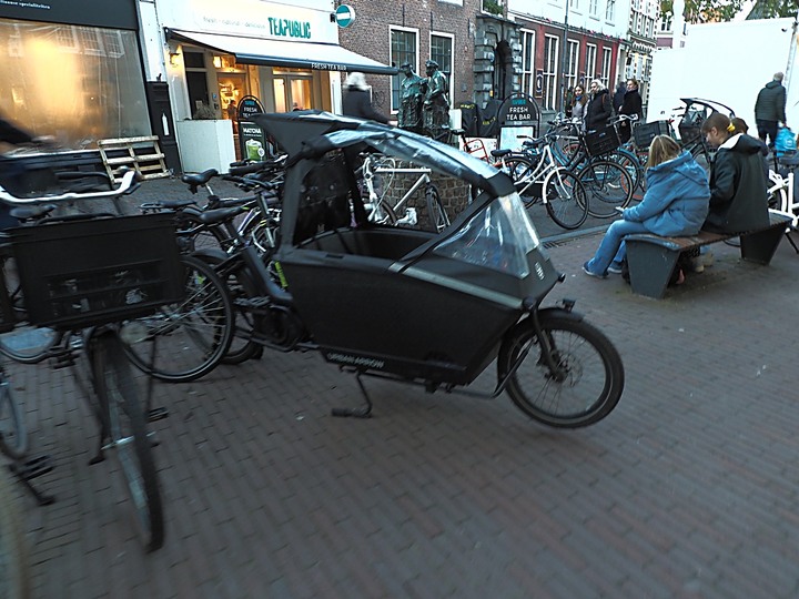 哈倫(Haarlem)市區、聖巴弗教堂(St.-Bavokerk)、桑斯安斯(Zaanse Schans)風車村、福倫丹(Volendam)午餐、羊角村(Giethoorn)遊船 — 荷蘭鄉間風光 — 2023年冬季歐洲行旅 第二部