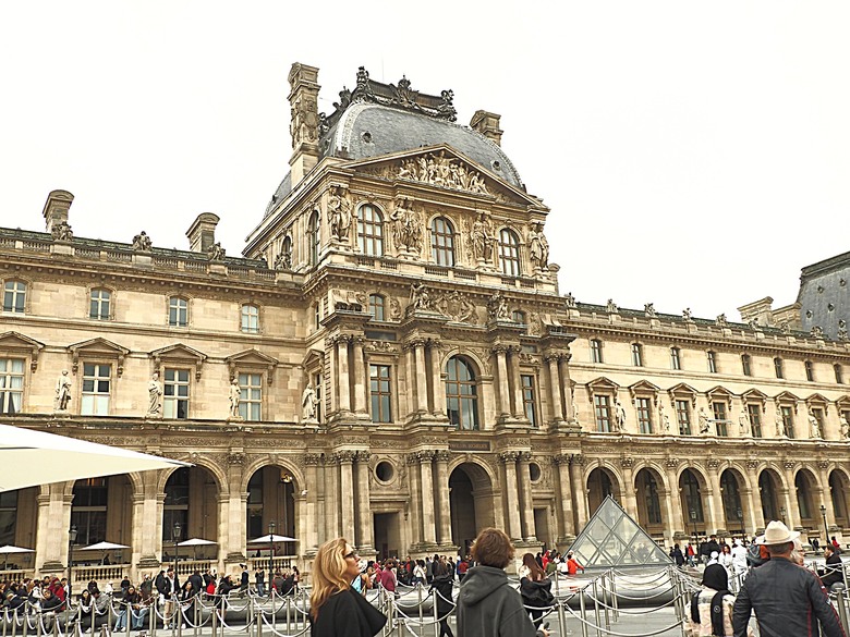 塞納河遊船 (Bateaux-Mouches) 與 羅浮宮(Musée du Louvre)，外掛地窖內享用法式烤田螺與鴨胸 — 世界文化遺產 之 巴黎，塞纳河畔(Paris, Banks of the Seine) — 2023年冬季歐洲行旅 第六部