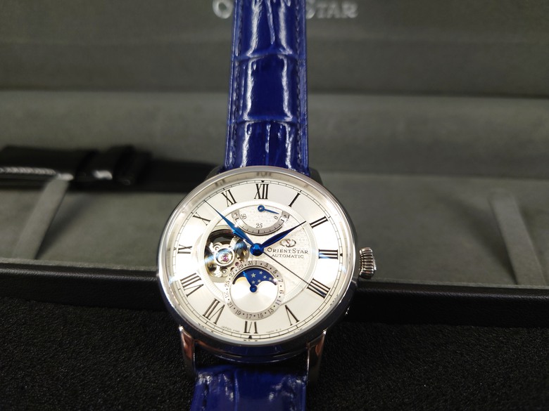 點我看大圖 東方之星 Orient Star Moon Phase 系列 月相 半鏤空錶 RE-AY0106S 開箱