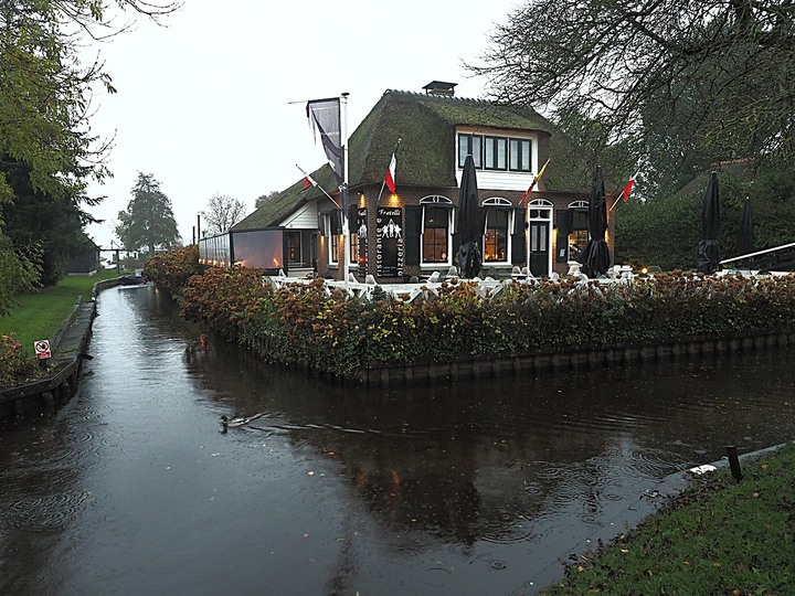 哈倫(Haarlem)市區、聖巴弗教堂(St.-Bavokerk)、桑斯安斯(Zaanse Schans)風車村、福倫丹(Volendam)午餐、羊角村(Giethoorn)遊船 — 荷蘭鄉間風光 — 2023年冬季歐洲行旅 第二部