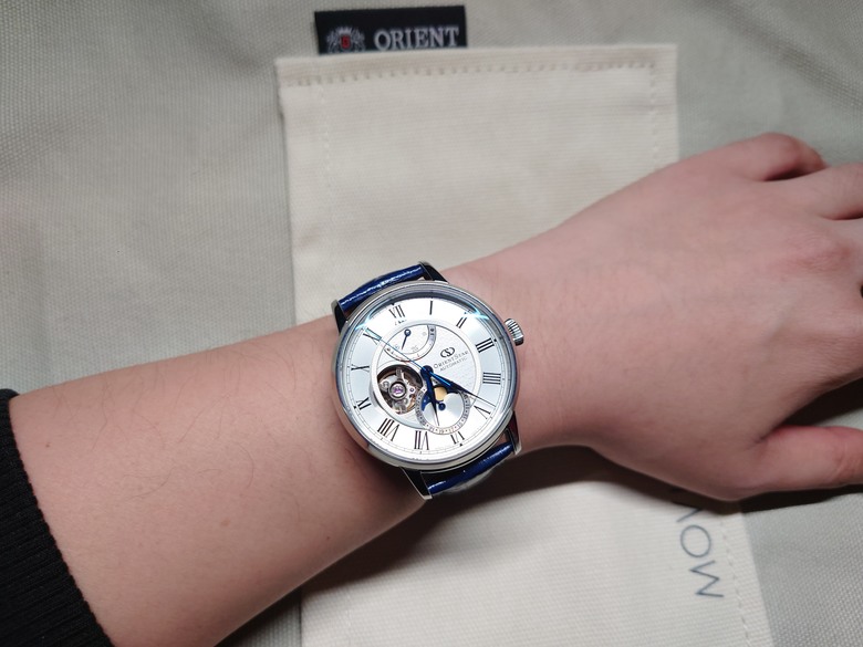 點我看大圖 東方之星 Orient Star Moon Phase 系列 月相 半鏤空錶 RE-AY0106S 開箱