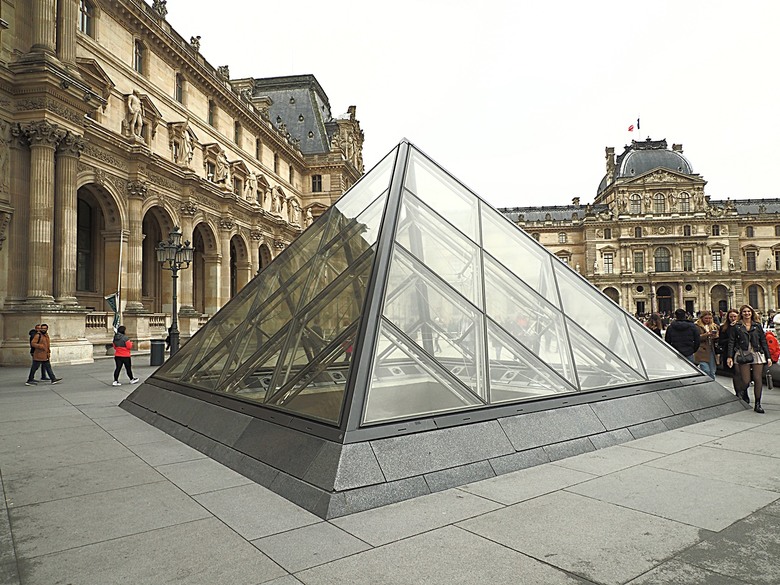 塞納河遊船 (Bateaux-Mouches) 與 羅浮宮(Musée du Louvre)，外掛地窖內享用法式烤田螺與鴨胸 — 世界文化遺產 之 巴黎，塞纳河畔(Paris, Banks of the Seine) — 2023年冬季歐洲行旅 第六部