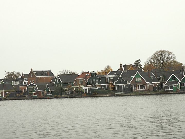 哈倫(Haarlem)市區、聖巴弗教堂(St.-Bavokerk)、桑斯安斯(Zaanse Schans)風車村、福倫丹(Volendam)午餐、羊角村(Giethoorn)遊船 — 荷蘭鄉間風光 — 2023年冬季歐洲行旅 第二部