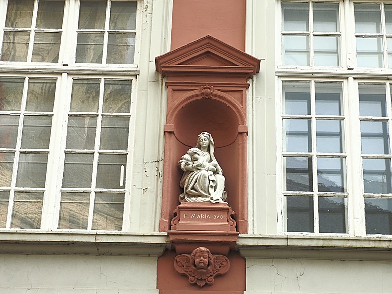 布魯日大廣場(Grote Markt)、大鐘樓(Belfort) 、市政廳(Stadhuis Brugge) 、玫瑰碼頭(Rosary Quay) 、聖母教堂(Onze-Lieve-Vrouwekerk)、貝居安禮修道院(Begijnhofkapel),還有白酒淡菜 — 世界文化遺產 之 布魯日歷史中心(Historic Centre of Brugge) — 2023年冬季歐洲行旅 第五部